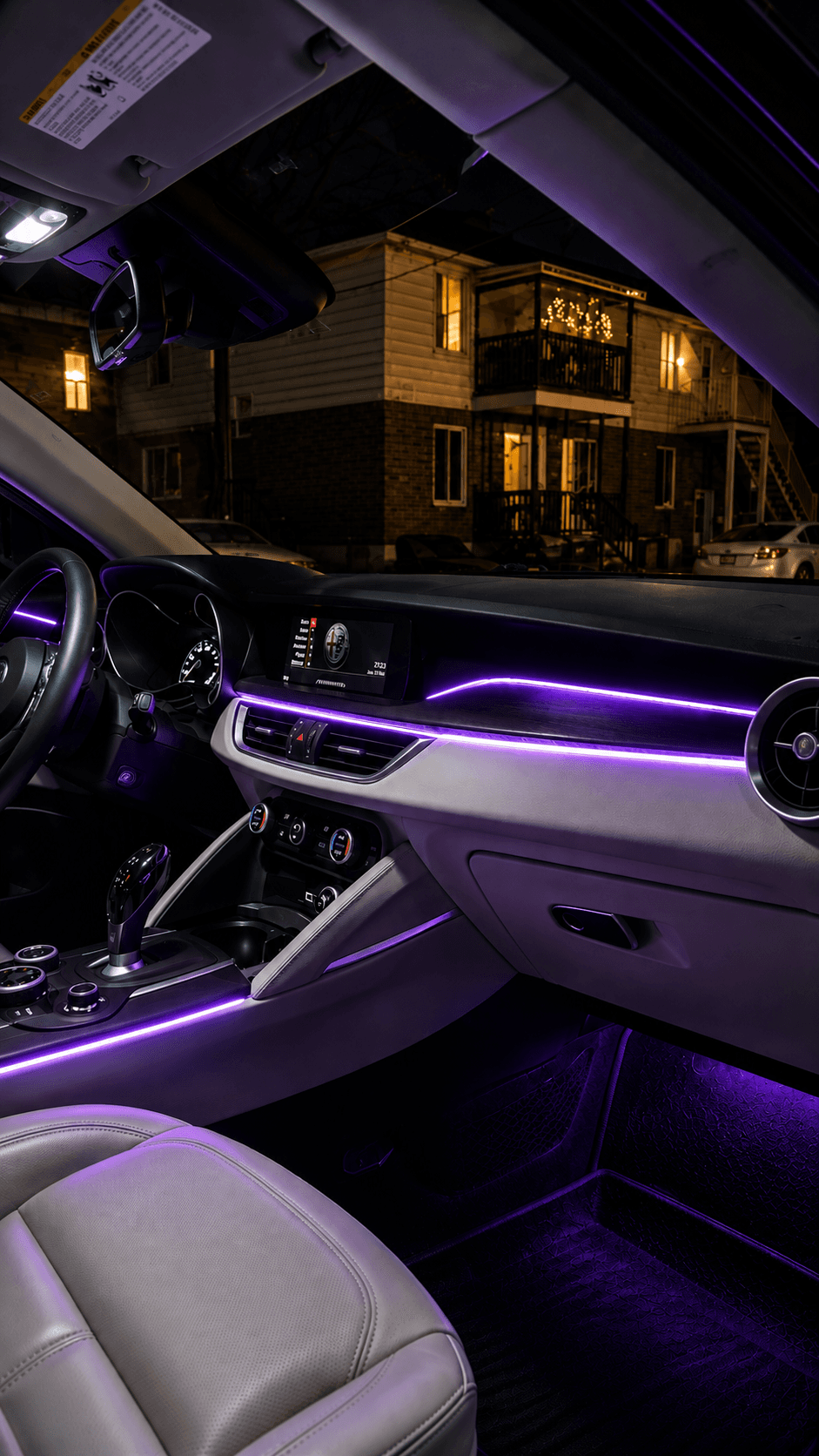 Alfa Romeo Giulia — éclairage ambiant violet professionnel dans tout l’habitacle