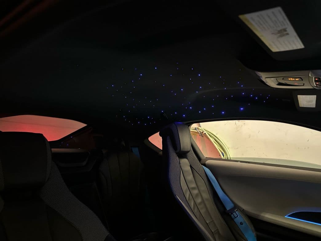 BMW i8 — éclairage ambiant bleu avec ciel étoilé personnalisé