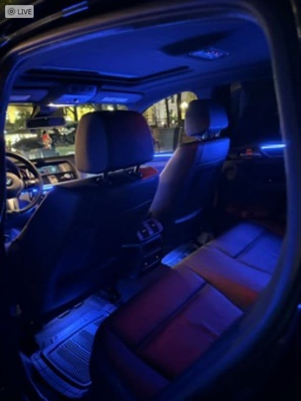 BMW X5 — éclairage ambiant bleu avec intérieur rouge