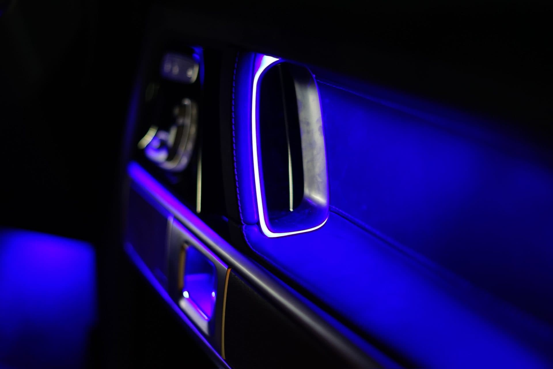 G-Wagon — door handle illuminated purple-blue