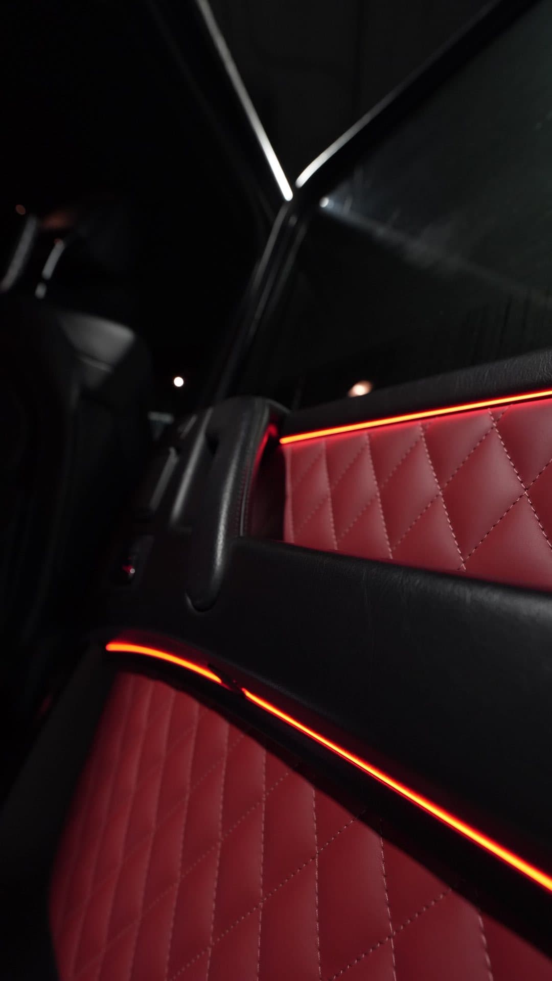 G-Wagon AMG — rear door diamond-stitch leather and glow