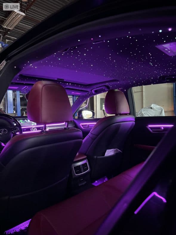 Lexus GS — éclairage ambiant violet et ciel étoilé avec intérieur rouge