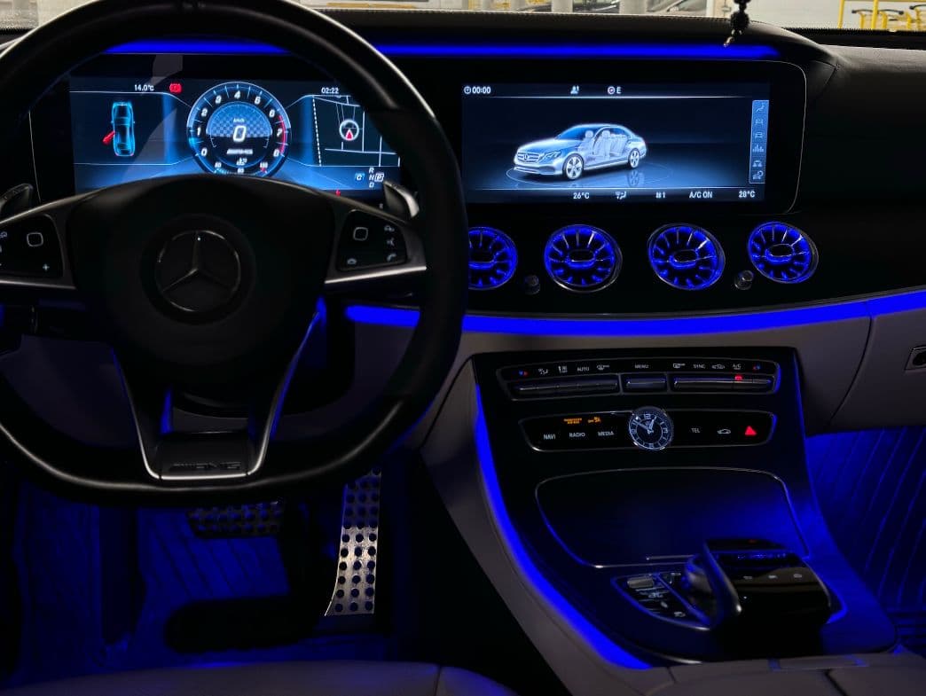 Mercedes CLS — éclairage ambiant bleu de style d’origine dans le tableau de bord et la console