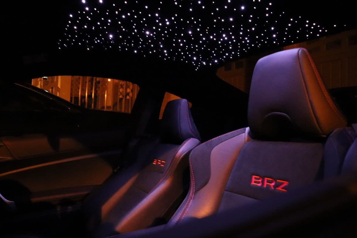 Subaru BRZ — ciel étoilé blanc personnalisé au-dessus de l’intérieur sport