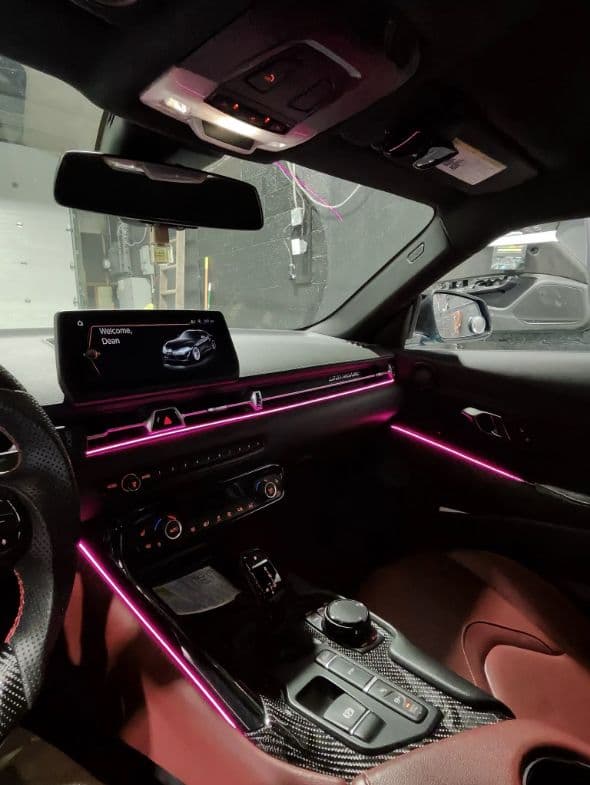Toyota GR Supra — éclairage ambiant rose dans tout l’habitacle sport